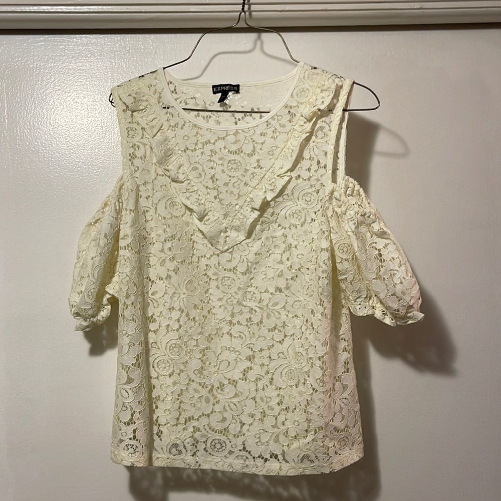 FIRM $5 ADD TO BUNDLE OF Express floral top size small pretty/ romantic clothing